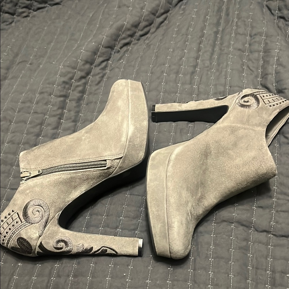 Elegant Gray Suede Women's Ankle Boots